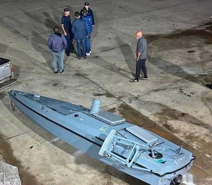 土耳其渔民在黑海捡到一条乌克兰的自杀无人艇