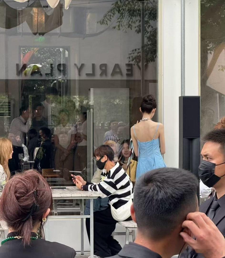 张艺凡欧阳娣娣见面就亲亲 张艺凡和欧阳娣娣在成都活动上的见面方式，是直接亲亲，甜