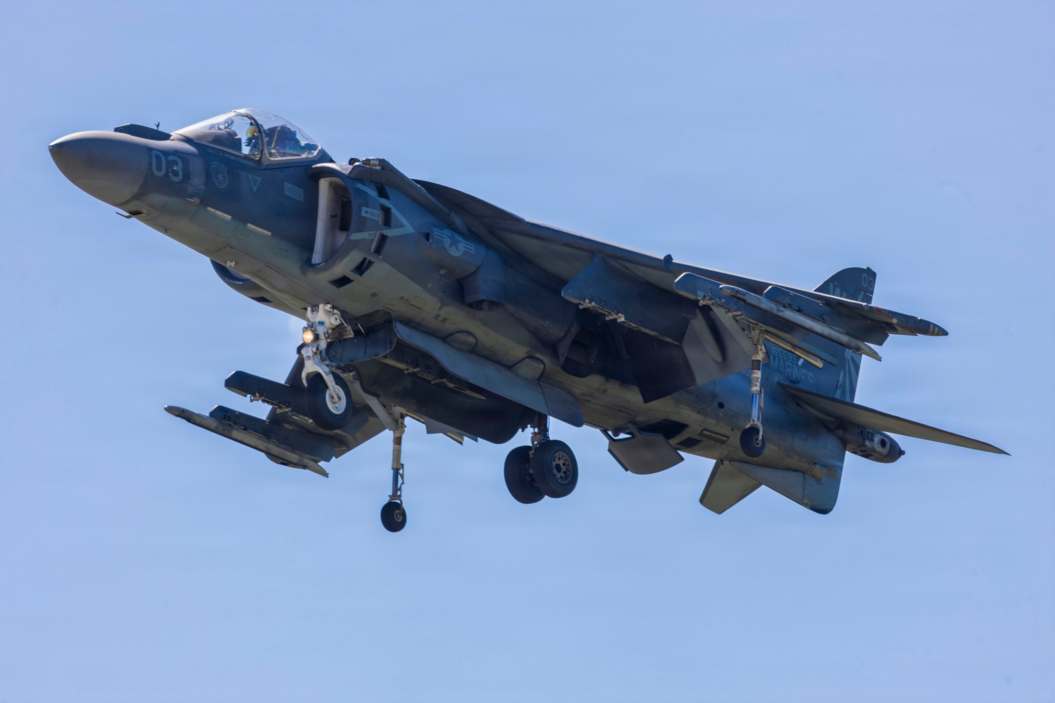 VMA-223 中队的AV-8B 海鹞中队退役，标志着美军所有的AV-8B海鹞全