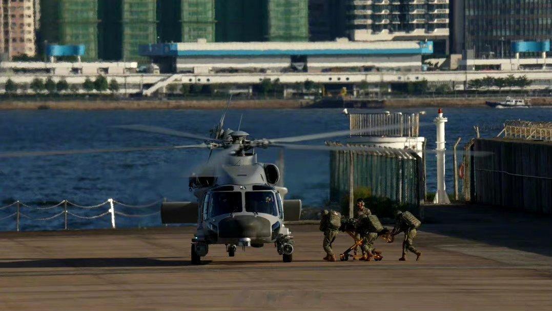 【#驻香港部队陆海空联合巡逻#】7月24日，中国人民解放军驻香港部队采取拉动演练
