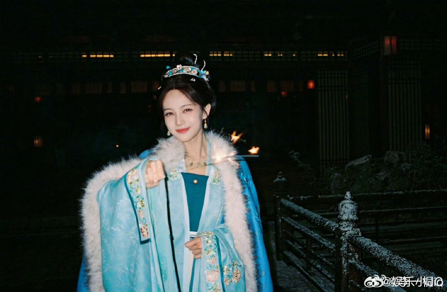 李一桐进组《金枝》后的第一个元宵节，和雀儿过的第一个元宵，后面还有平安字样的烟花