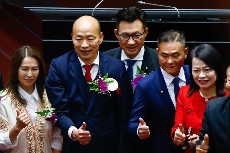 韩国瑜以“湿纸贴脸”警示国民党团 韩国瑜以“湿纸贴脸”警示国民党团，这比喻太绝了