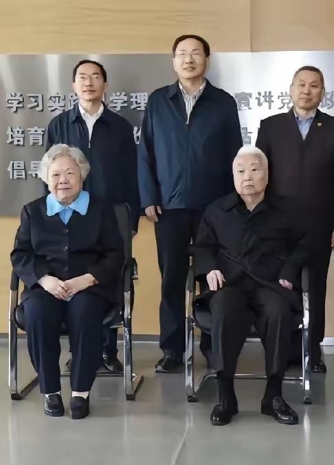 百岁老人王汉斌送别爱人彭佩云同志，两个人都是高级干部位居副国级，都是健康长寿之人