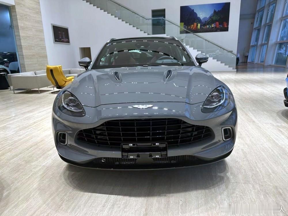 阿斯顿马丁 DBX V8，灰外/红内，配色绝绝子！ 