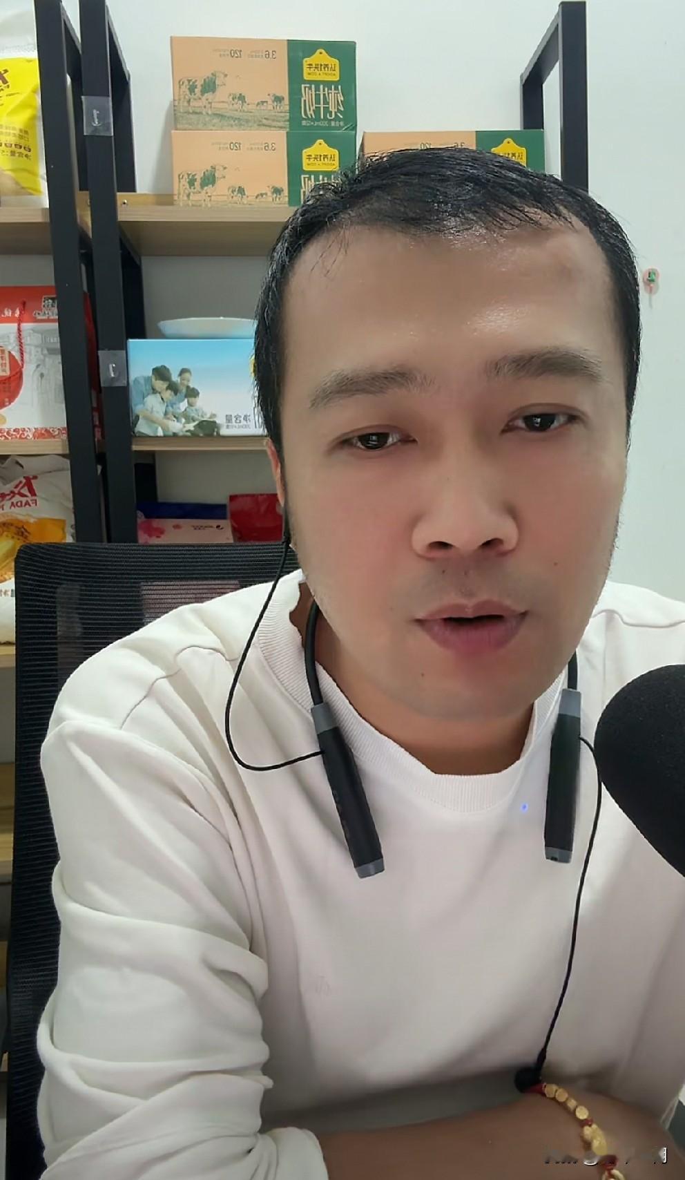 甘宇翼放出了小时候的照片，这是在他亲生父母家找出来的照片。小时候的他穿着鹅黄色的