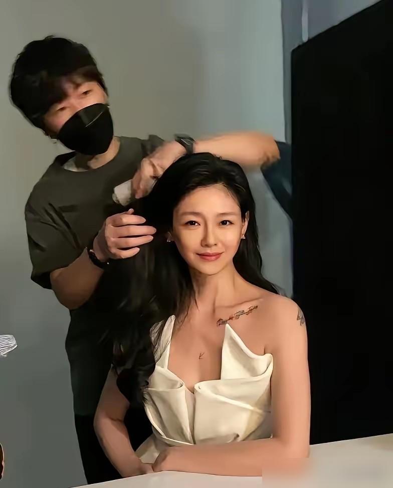 从十克拉的昂贵矿石到一根针扎出的墨水圈，大S这婚结得，简直是某种意义上的“消费降