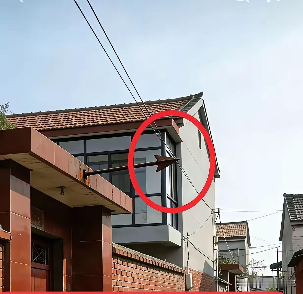 这家人一定是找巫师看过才会如此。而找巫师看宅子的人家大都过的不顺，或是家中常年有