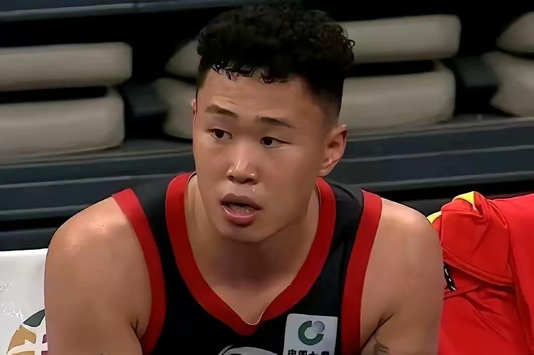 卫冕冠军输争夺季后赛门票的对手15分！
看着也挺不真实的。
原因就是在为季后赛做