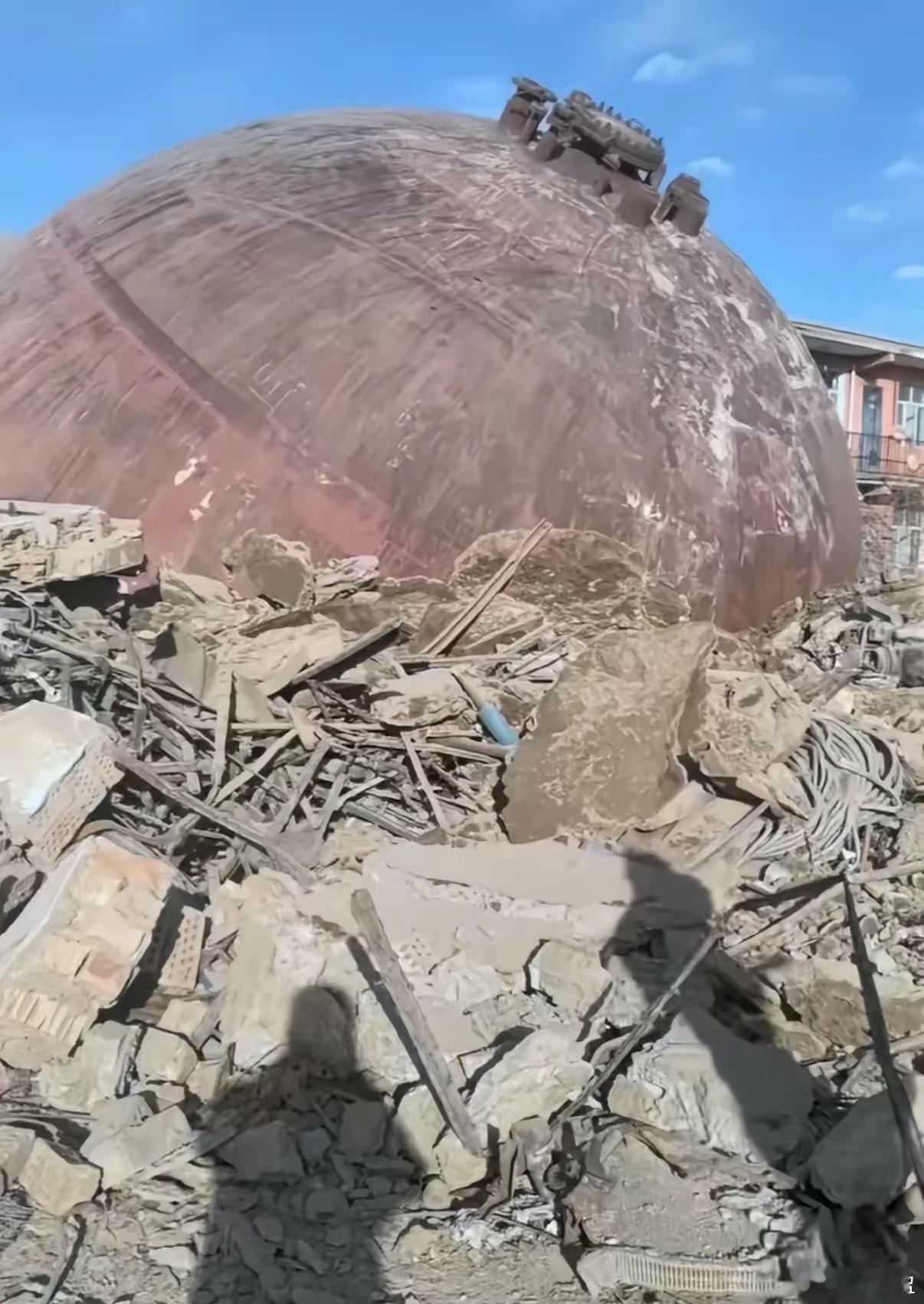 包钢球罐爆炸事故牵动人心，目前相关善后与排查工作正在推进中。岁末年初，安全生产容