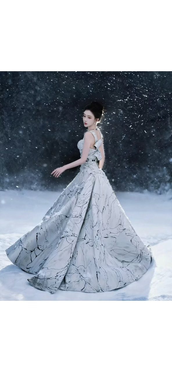 孟子义婚纱 冷艳白月光！美爆了，这氛围感，瞬间想起了冰雪奇缘！