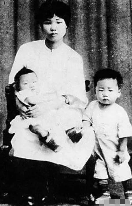 1930年，杨开慧牺牲前，搂着毛岸英轻声对他说：“我没有其他话留给你们，如果你们