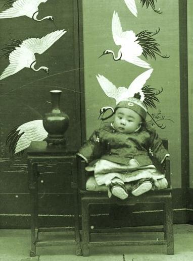 末代皇帝溥仪为什么没有生育能力？他十来岁刚发育那会儿，晚上睡觉不踏实，太监居然安