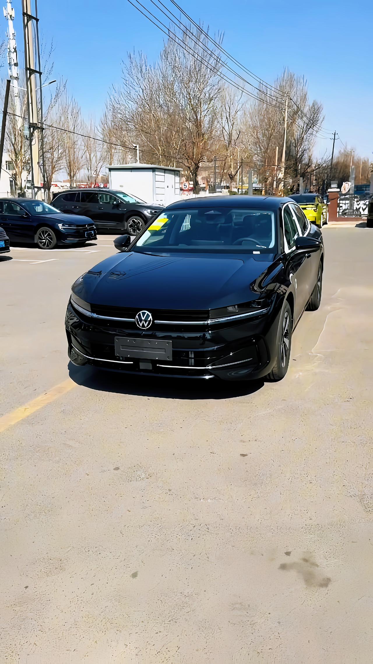 🎯迈腾35周年严选款，我说说内饰：这次算是跟上“主流派”了，中控大屏加副驾屏，