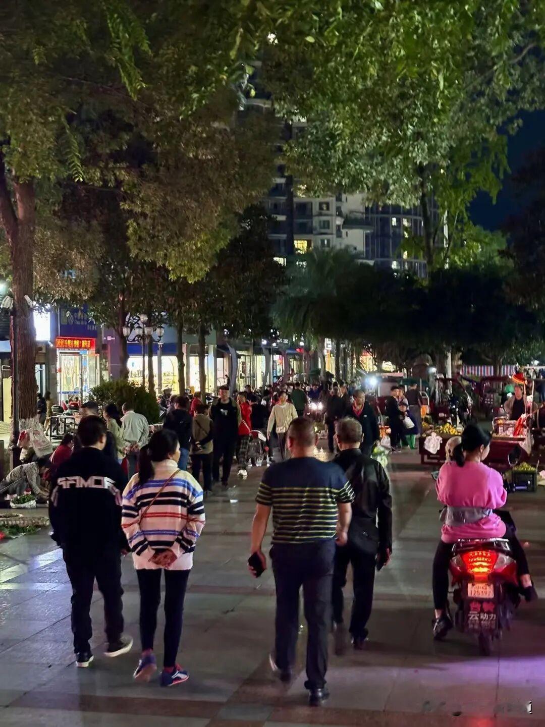 宜宾网友爆料！城中央步行街弥漫着臭味！还有人随地小便！这两天我和朋友到城北新区城