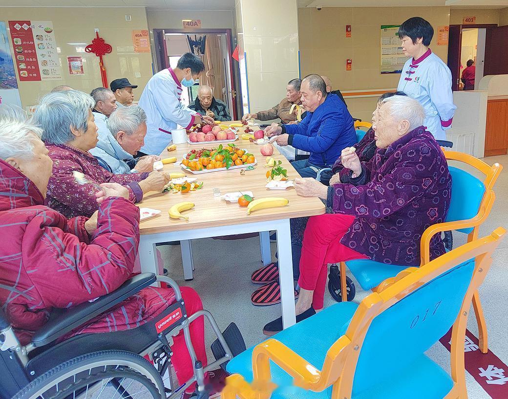 送父母去住养老院是不孝吗 总觉得送爸妈去养老院是不孝？护理师高欣日复一日细心照护