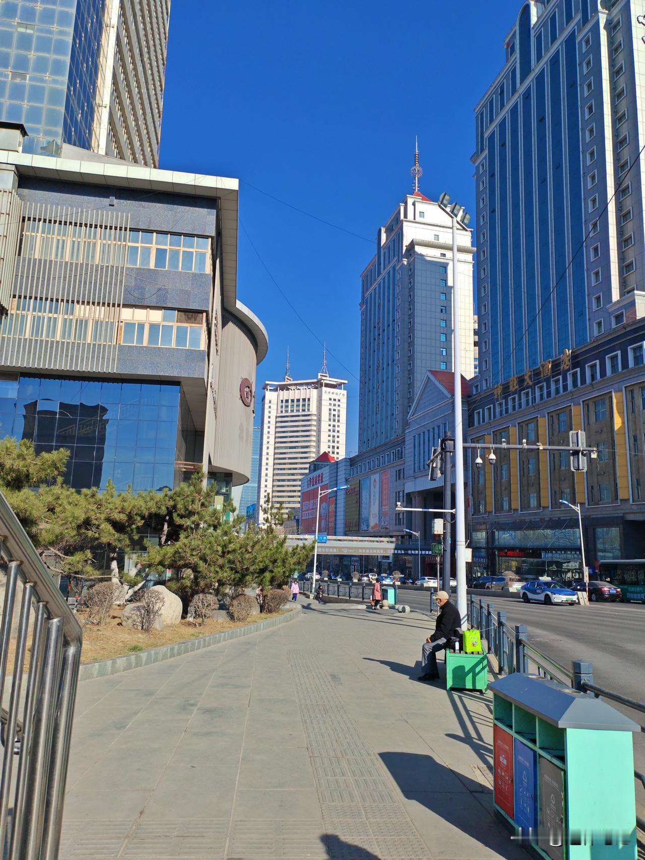 这就是我的家乡，我在这个以前的老市中心吧，随便拍了一张图片，大家通过这个天气情况