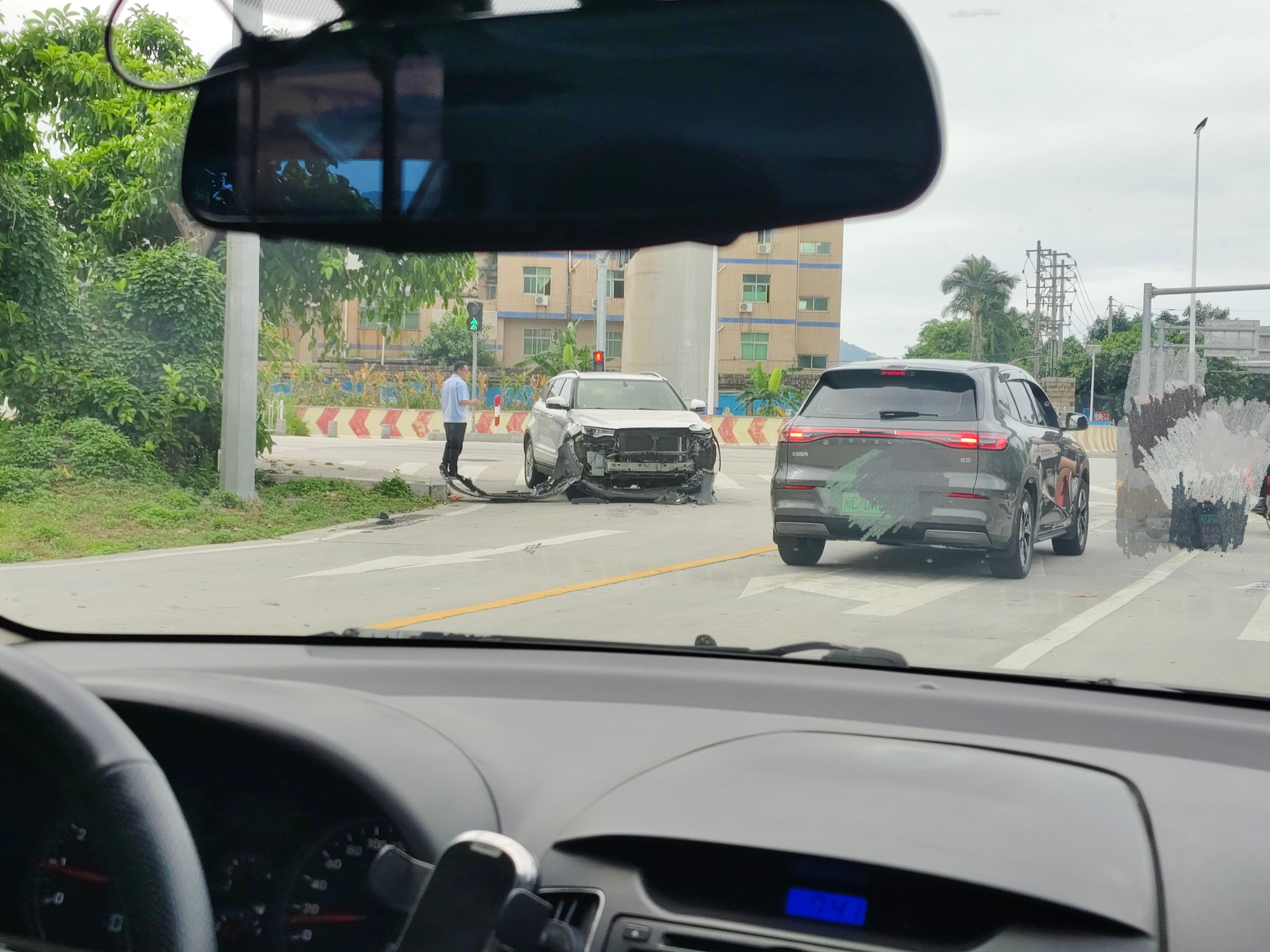 OMG这是出车祸了吗 车前都被撞没了
