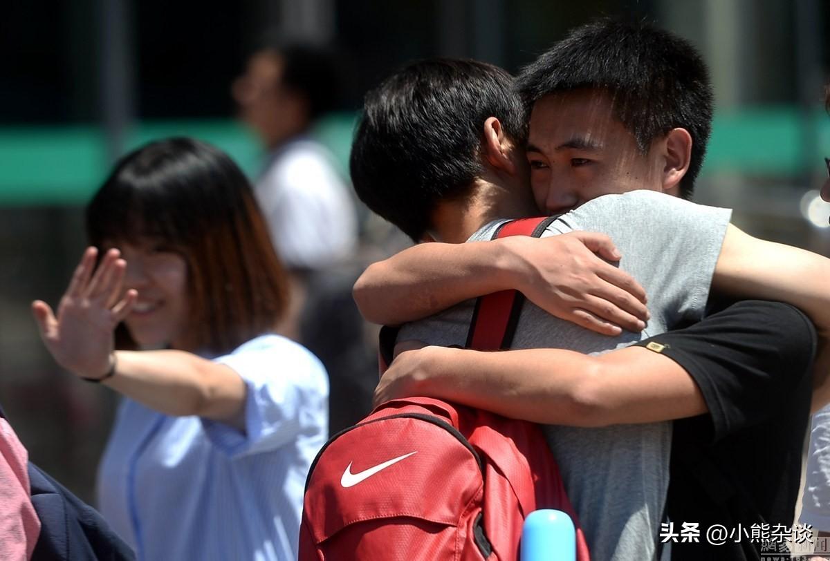 又是一年离别季，父母送子女上大学时的“舍不得”。

一方面，这种不舍源于父母心理