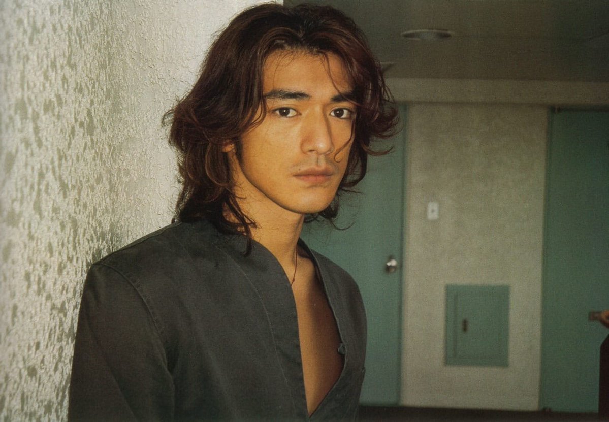 金城武为《Marie Claire》日版拍摄的写真照，2002年𝐓𝐚𝐤𝐞