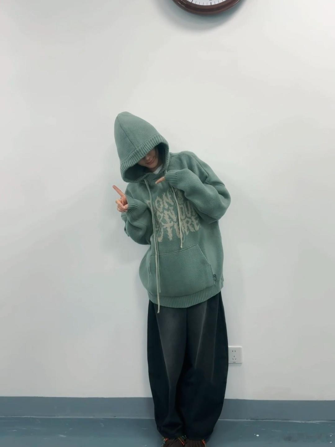 迪丽热巴体育生穿搭闺蜜，是你爱的体育生吗？果然什么风格的衣服都能驾驭，体育生穿搭