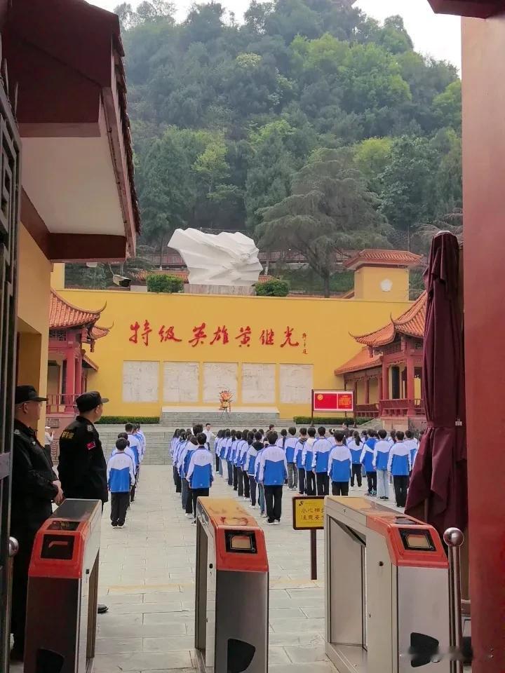 五一假期前，共青团入团宣誓就在这儿进行。