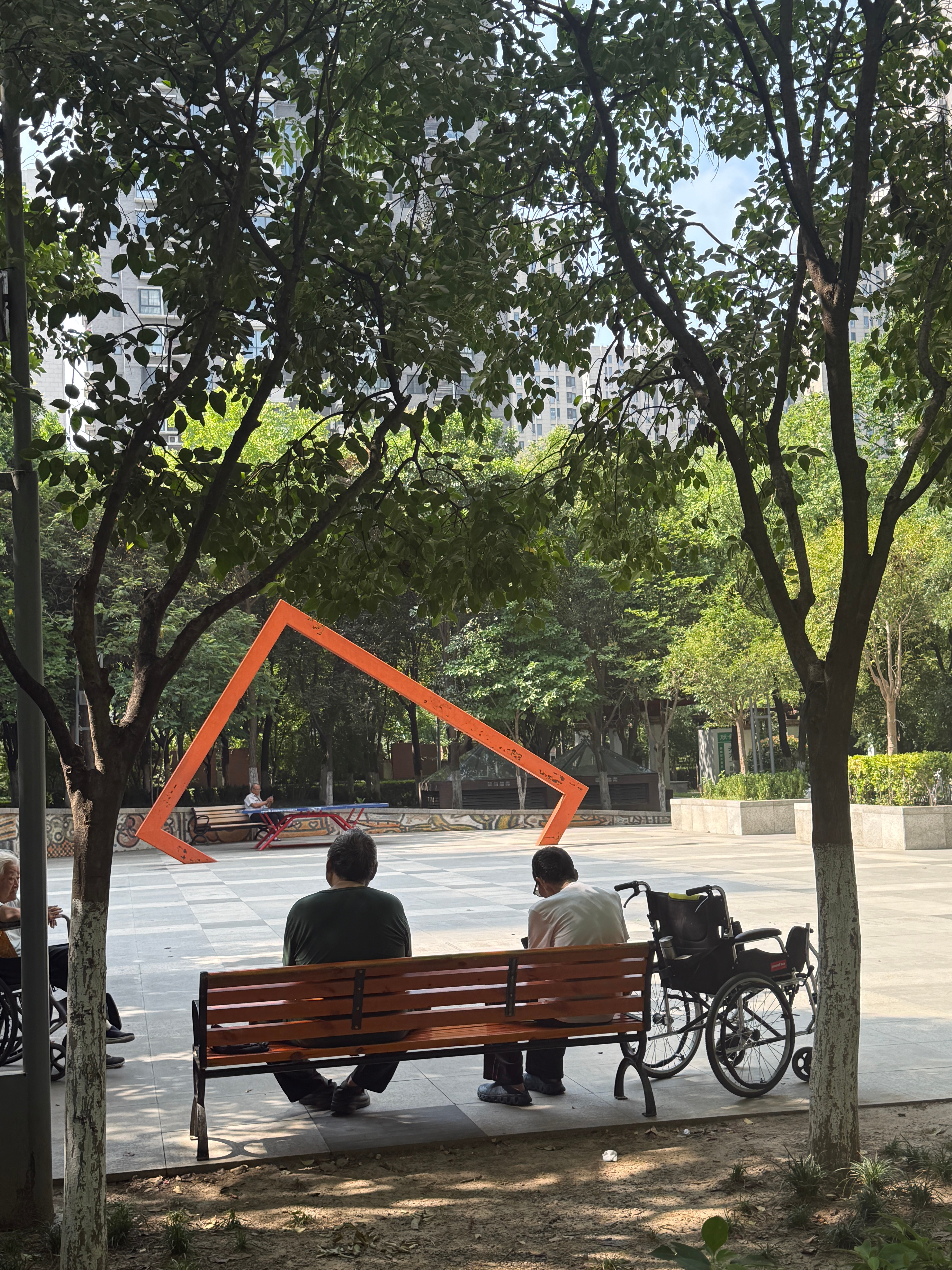 遛狗路过麻薯的幼儿园，竟然还有些伤感了，三年一转眼就过去，孩子长的是真快啊，要共