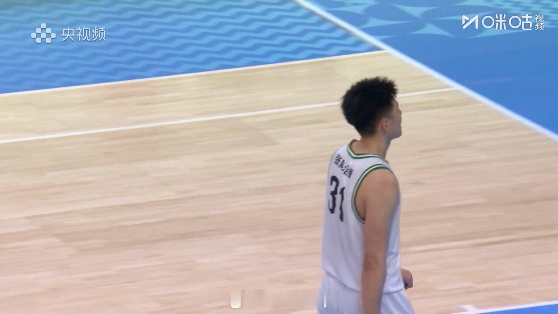 辽宁男篮U22最终还是无缘四强，剩下两场排位赛。何佳轩4分钟伤退，七勇士第二节最