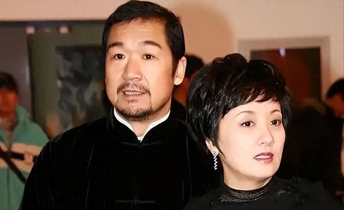 邓婕68岁，徐帆58岁，为婚姻放弃生育，继子叛逆养女像夫，谁更幸福？
最近看到邓