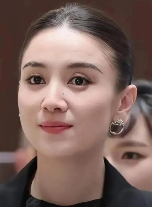 混血美女宋佳，在当代娱乐圈也是数一数二的美女。
宋佳有一部分俄罗斯血统，五官脸型