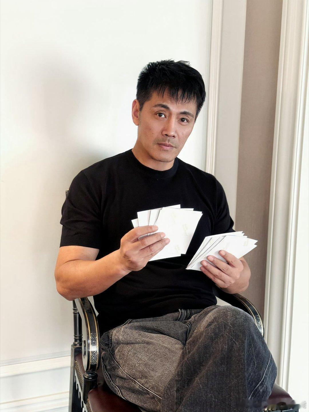 双向的温柔格外动人，披哥暖心回应邵兵，约定好，期待下次舞台相见披哥回复邵兵我们等