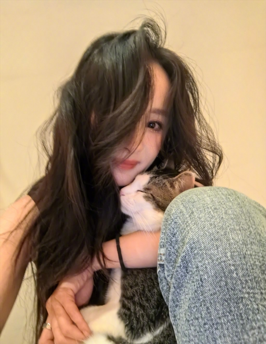 杨幂小猫贴贴，想做姐姐的小猫[打call]，我也想要贴贴[抱一抱][抱一抱]大家