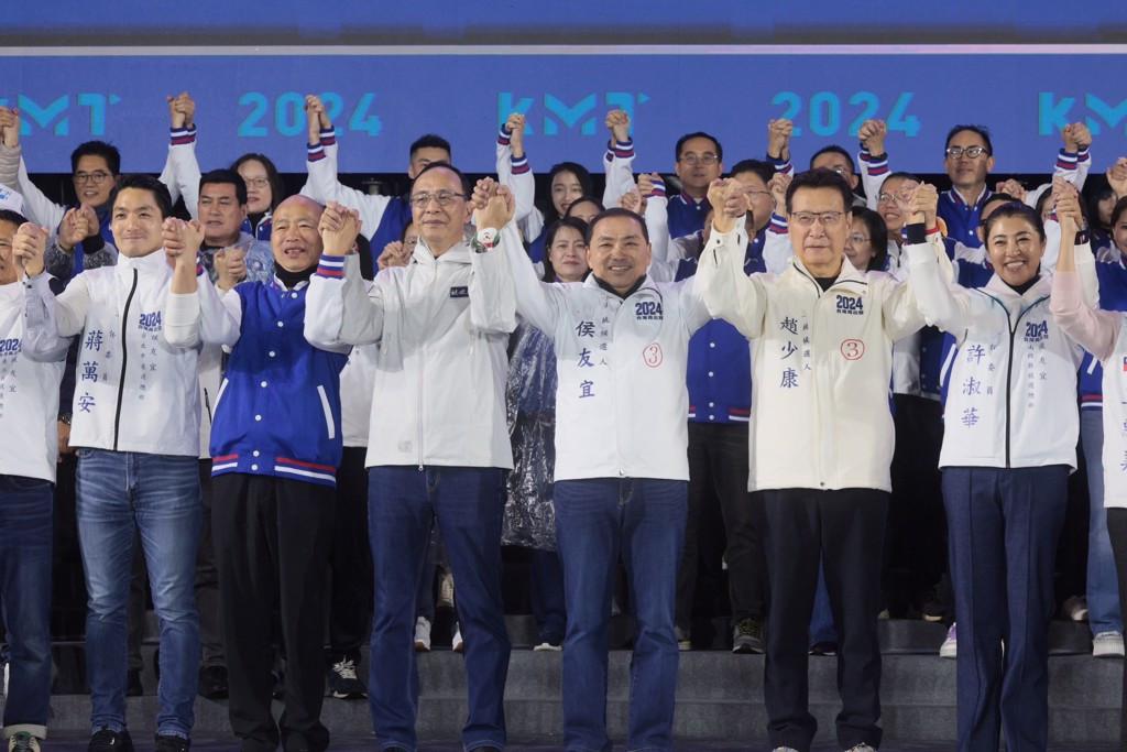 选情变了，中间选民转向！国民党昨晚举行侯康凯道造势，喊出8万人到场相挺。国民党前