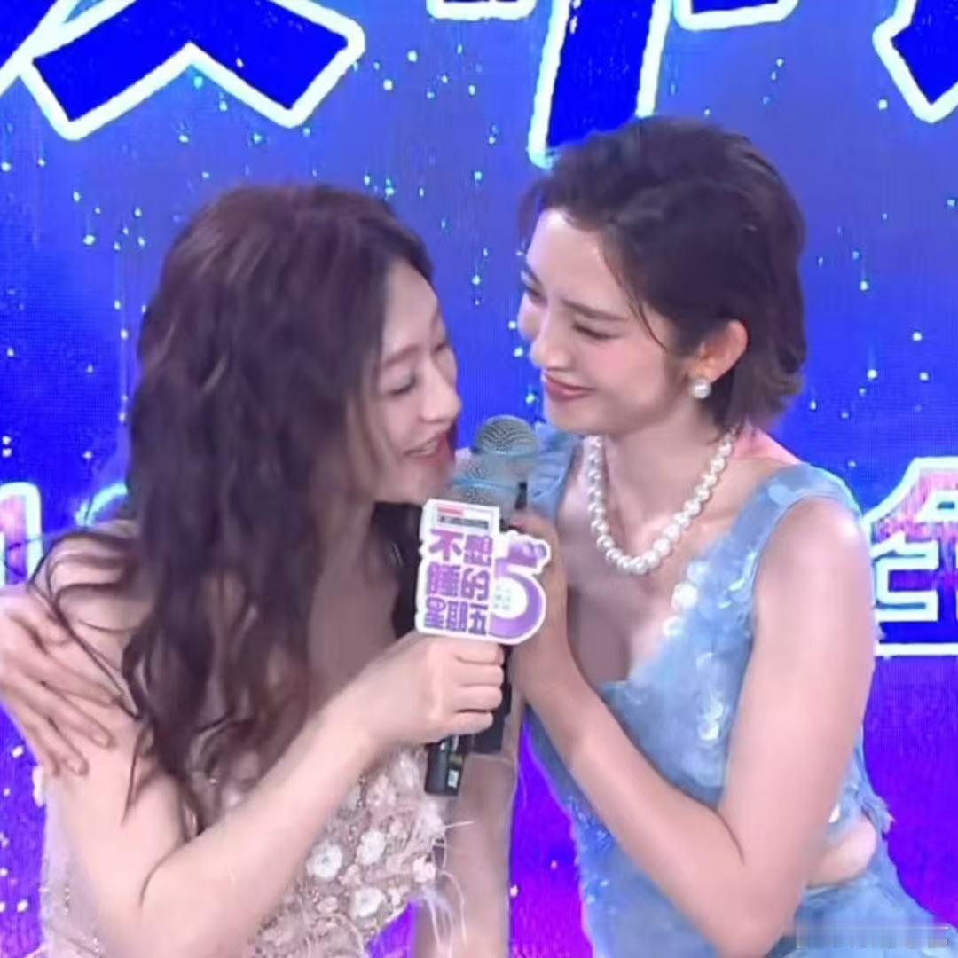 唐艺昕玩密室焊李小冉身上了不想睡的星期五唐艺昕被唐艺昕可爱到，密室里风声鹤唳，稍