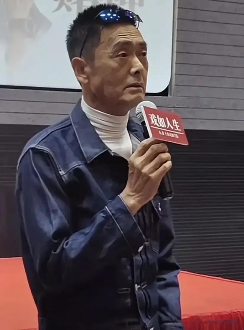 周润发虽然这几年很少拍戏，也很少来内地了，大家能看到他的消息一般都是和谁谁在跑步