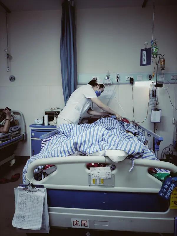 如今，不少人质疑医院以盈利为主要目的，而非专注于救死扶伤。从医院的本质使命来讲，