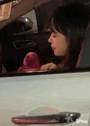 这是我看过最霸气的吃火龙果方式，有点模仿蟒蛇吞鸡蛋的神态……自带气场的女神 姑娘