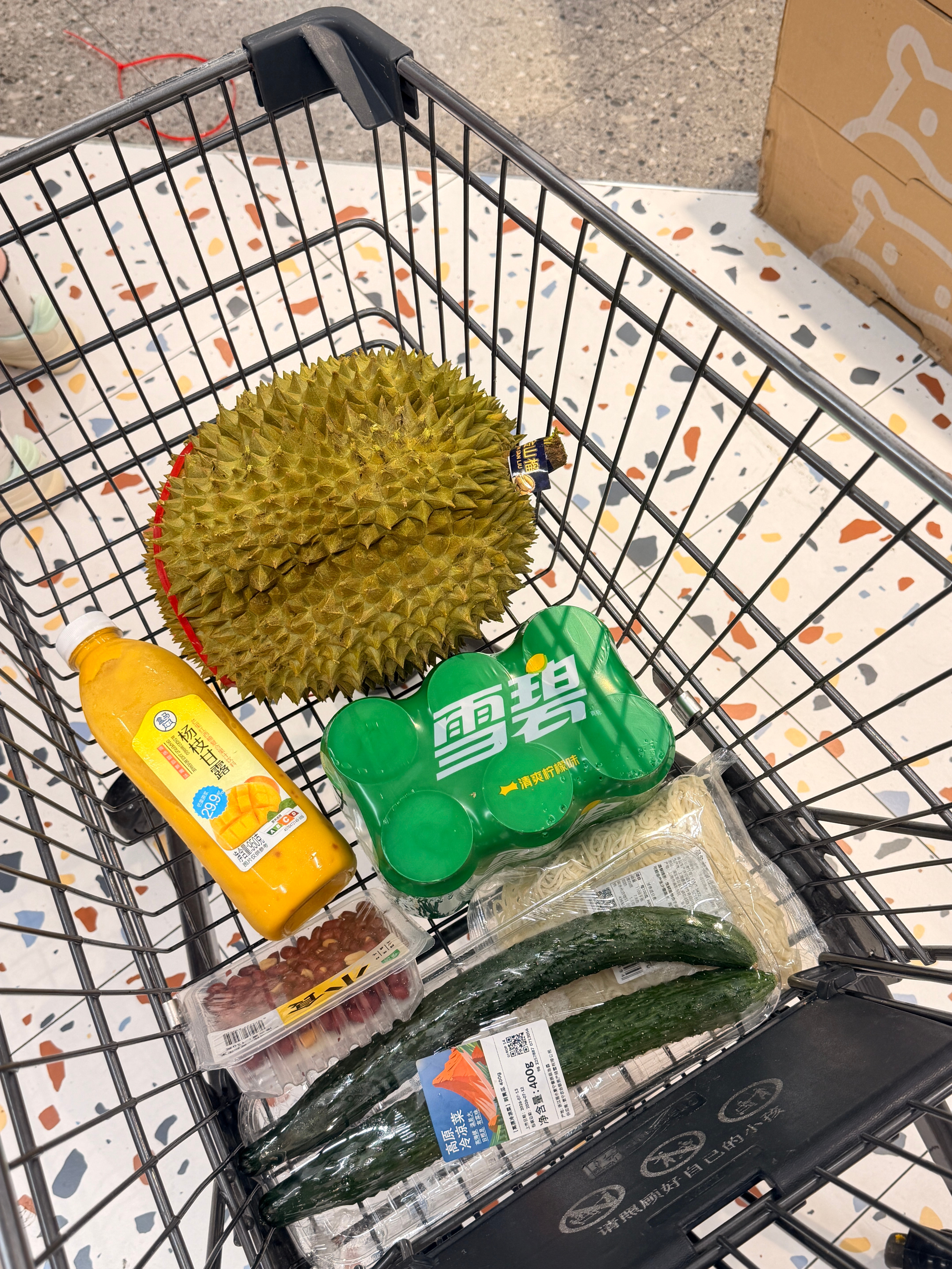 我妈前两天跟我念叨榴莲来着 刚好我今天来超市买菜的时候看到好多好多人都在这里挑榴