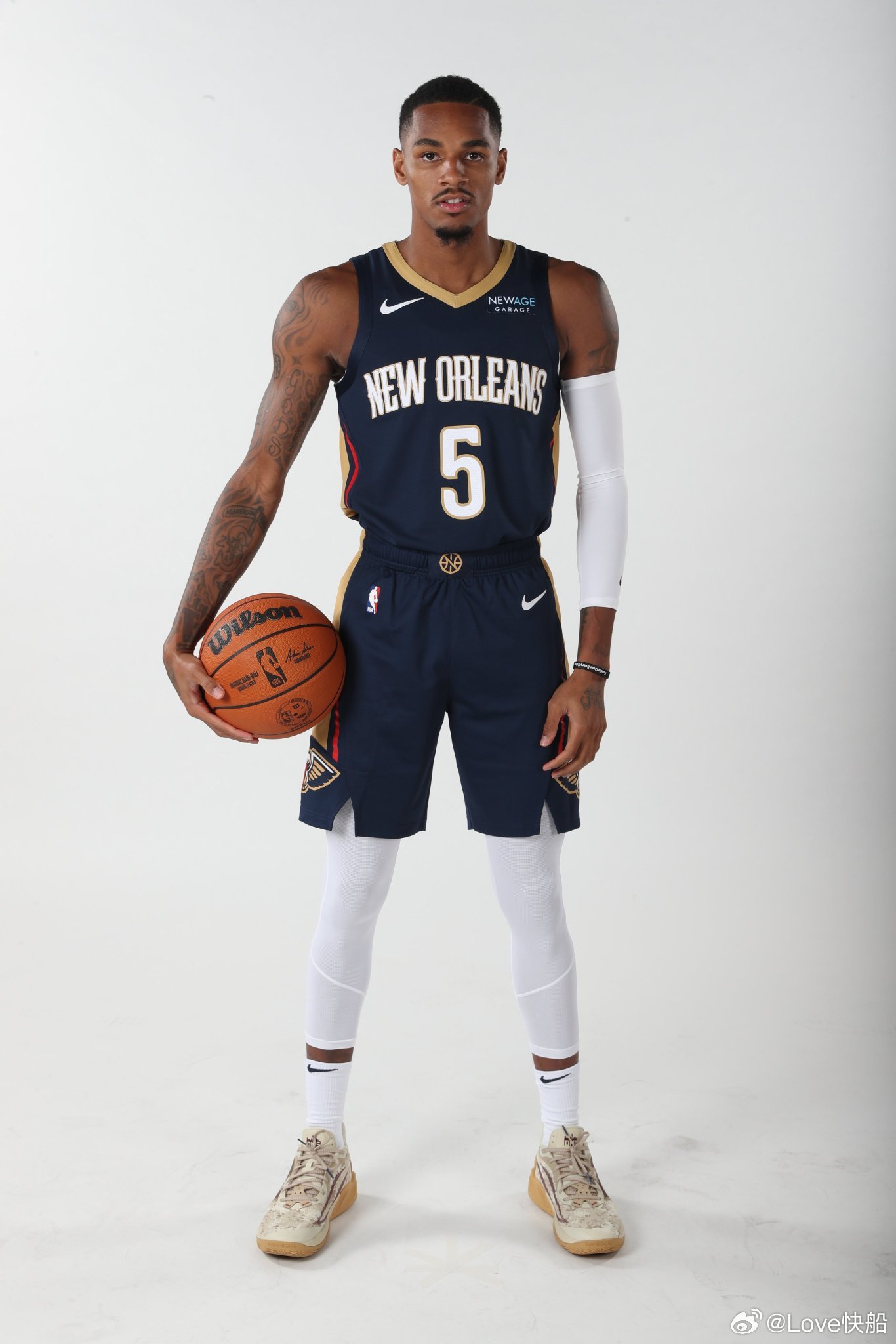 随队记者：德章泰·穆雷将缺席周日对阵犹他爵士队的比赛。这将是鹈鹕背靠背迎战爵士队