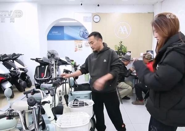 最近电动自行车新国标实施，网上吐槽声一片：“铁皮座椅硌得慌”“带不了娃没法通勤”