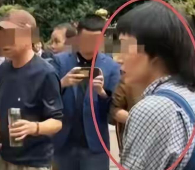 狗主人的身份确认了
这个狗主人是居住在这个小区的，是一个女性，但是这个狗主人不是