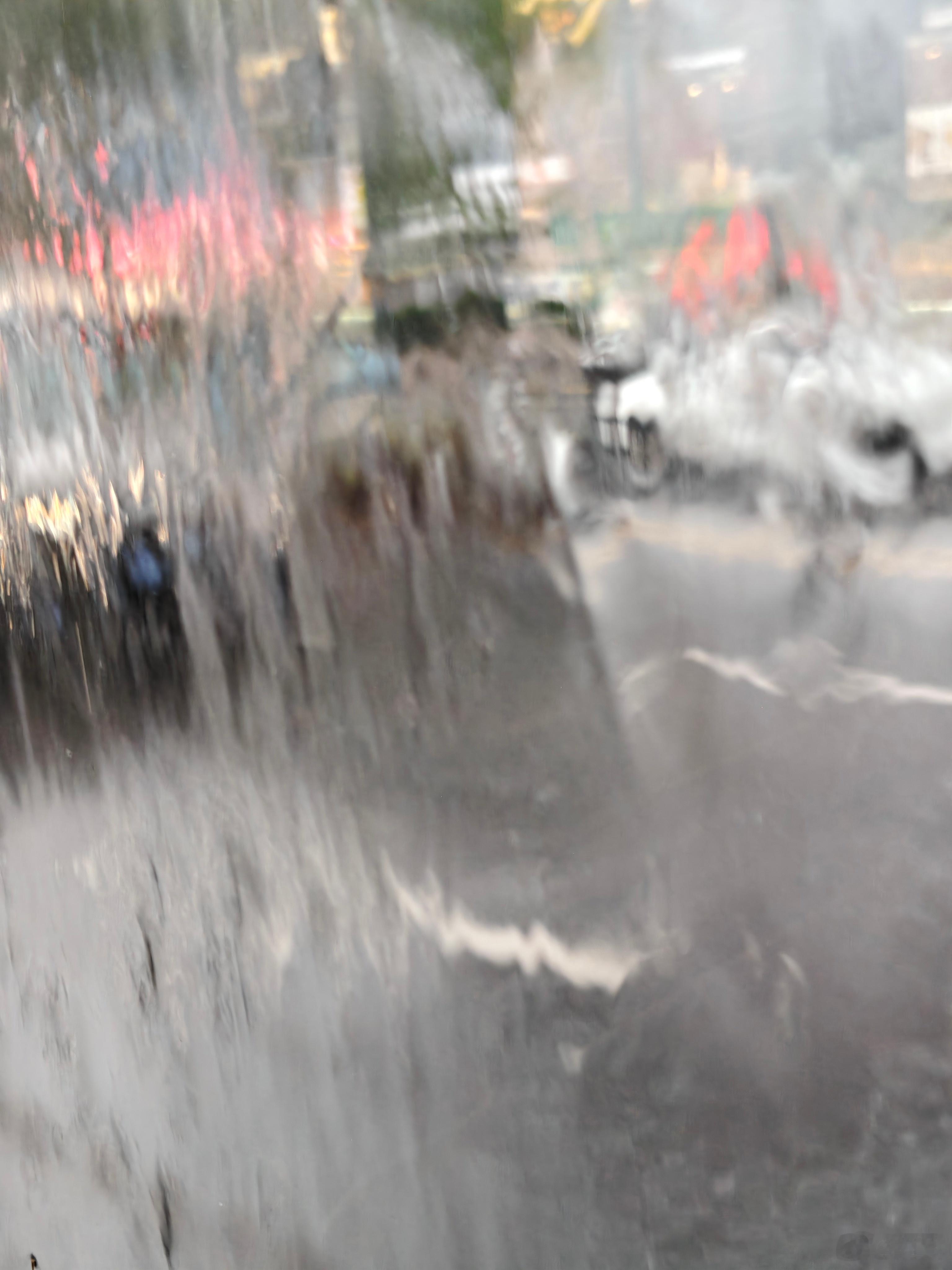 郑州的7月，总是多雨。[泪奔]出门的时候还是干的，半路上就湿身了 ​​​