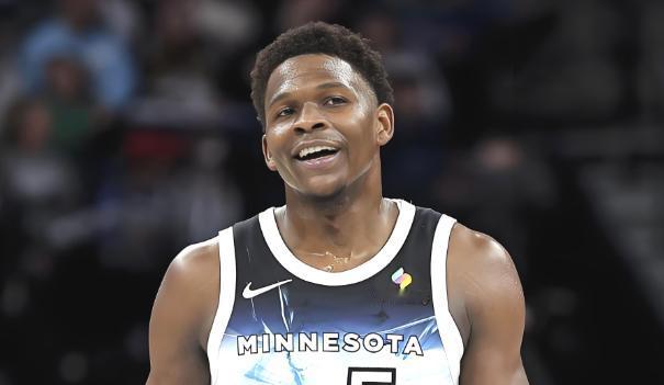 有点冤，爱德华兹因将球扔进观众席被NBA罚款25000！

森林狼同开拓者的比赛