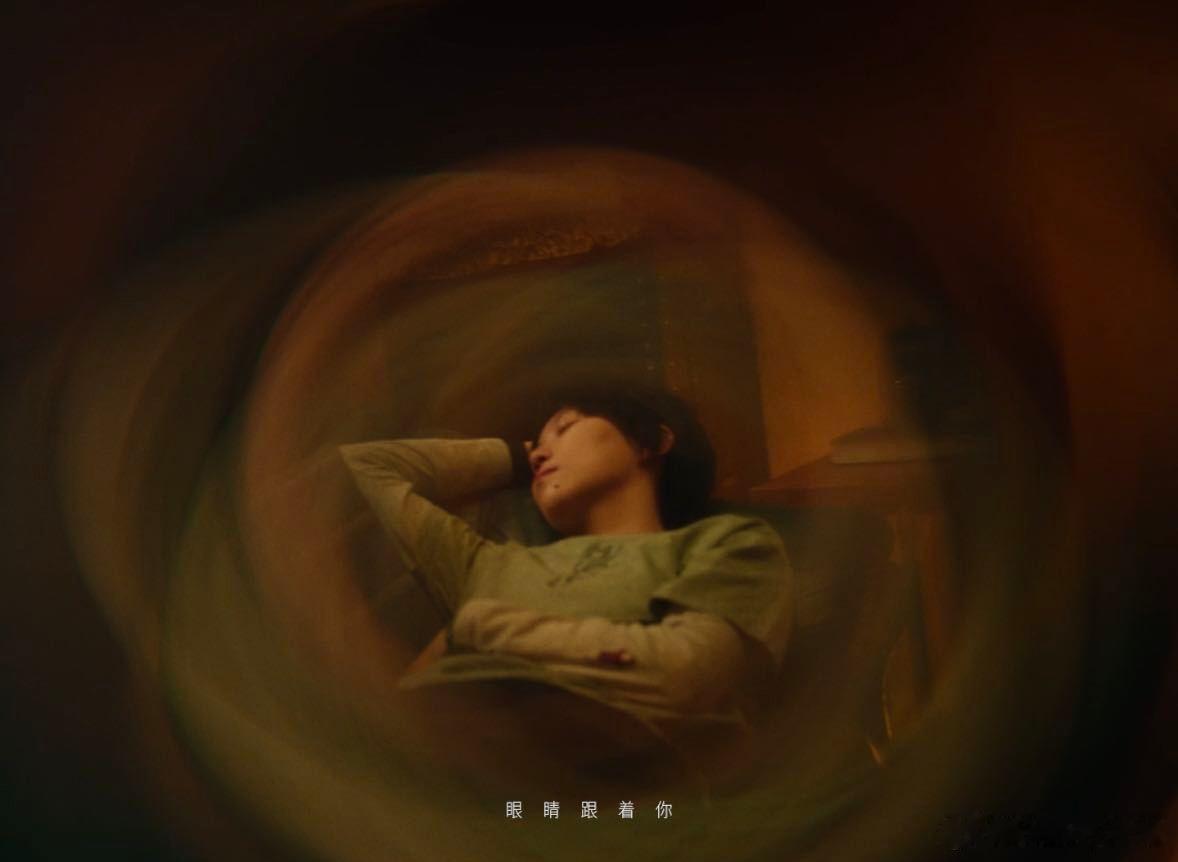 窦靖童火星电台失重MV首发整张MV没有刻意的表演痕迹，窦靖童原生的气质和火星电台
