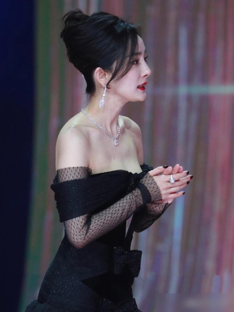 2025年，VOGUE盛典。

杨幂一套造型，被评价脸凹嘴瘪，像一棵被捆着的娃娃