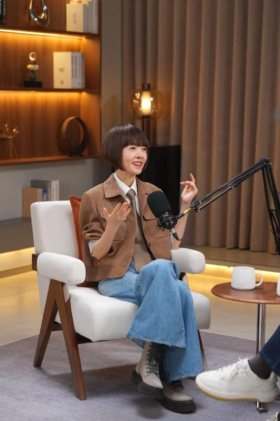 时隔十年鲁豫再次采访胡歌 十年一瞬，老友重逢。鲁豫第三次深度对话胡歌，从2007