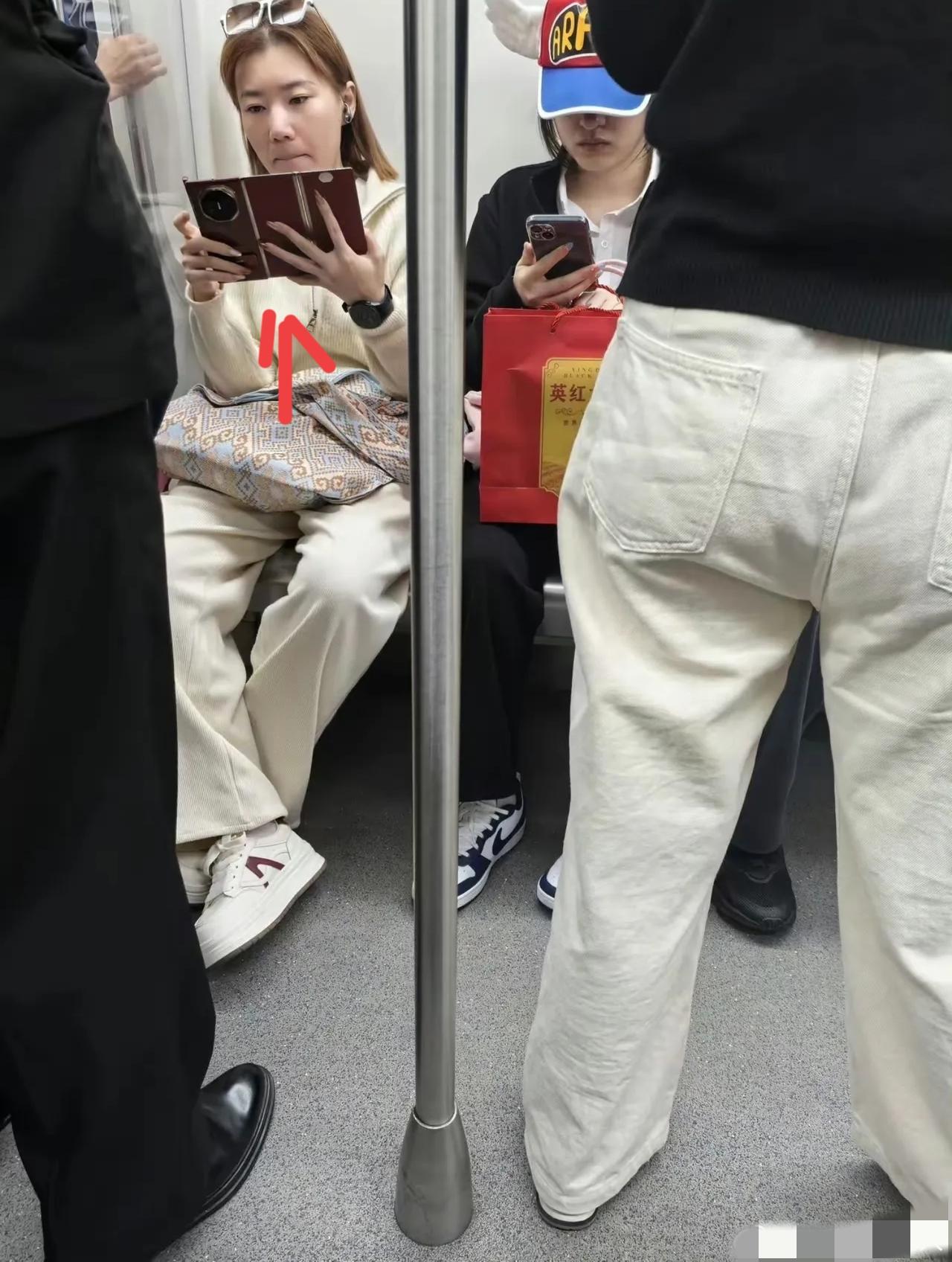 实在是搞不懂！都揣着三折叠了，还犯得着挤地铁吗？[捂脸]