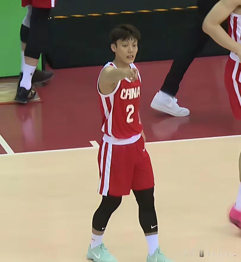 徐杰真比河村勇辉强吗？

总有人拿广东队徐杰和日本队河村勇辉比，原因是他俩都是小