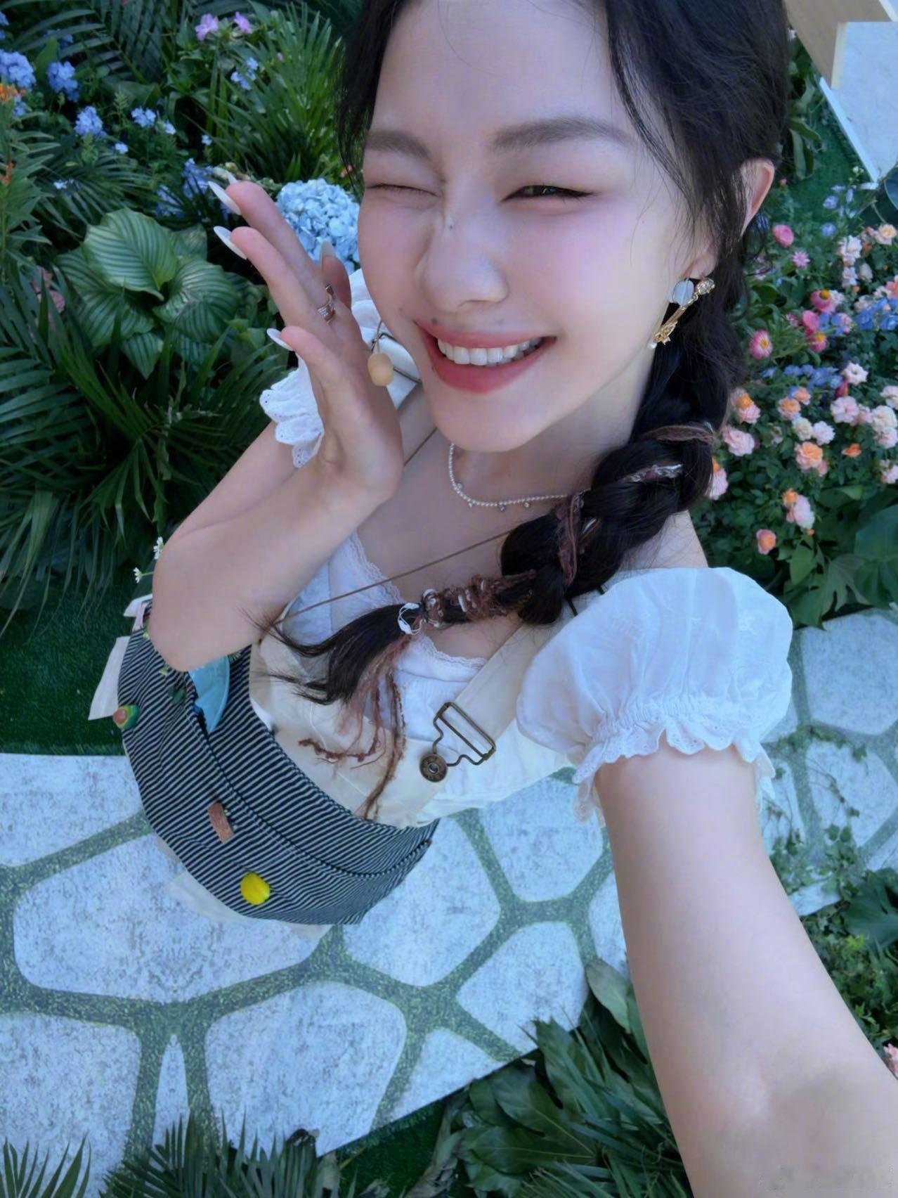 金靖早秋松弛感随拍以为金靖戴了朵绣球花 叮叮，金靖更新了早秋随拍！金灿灿的阳光、