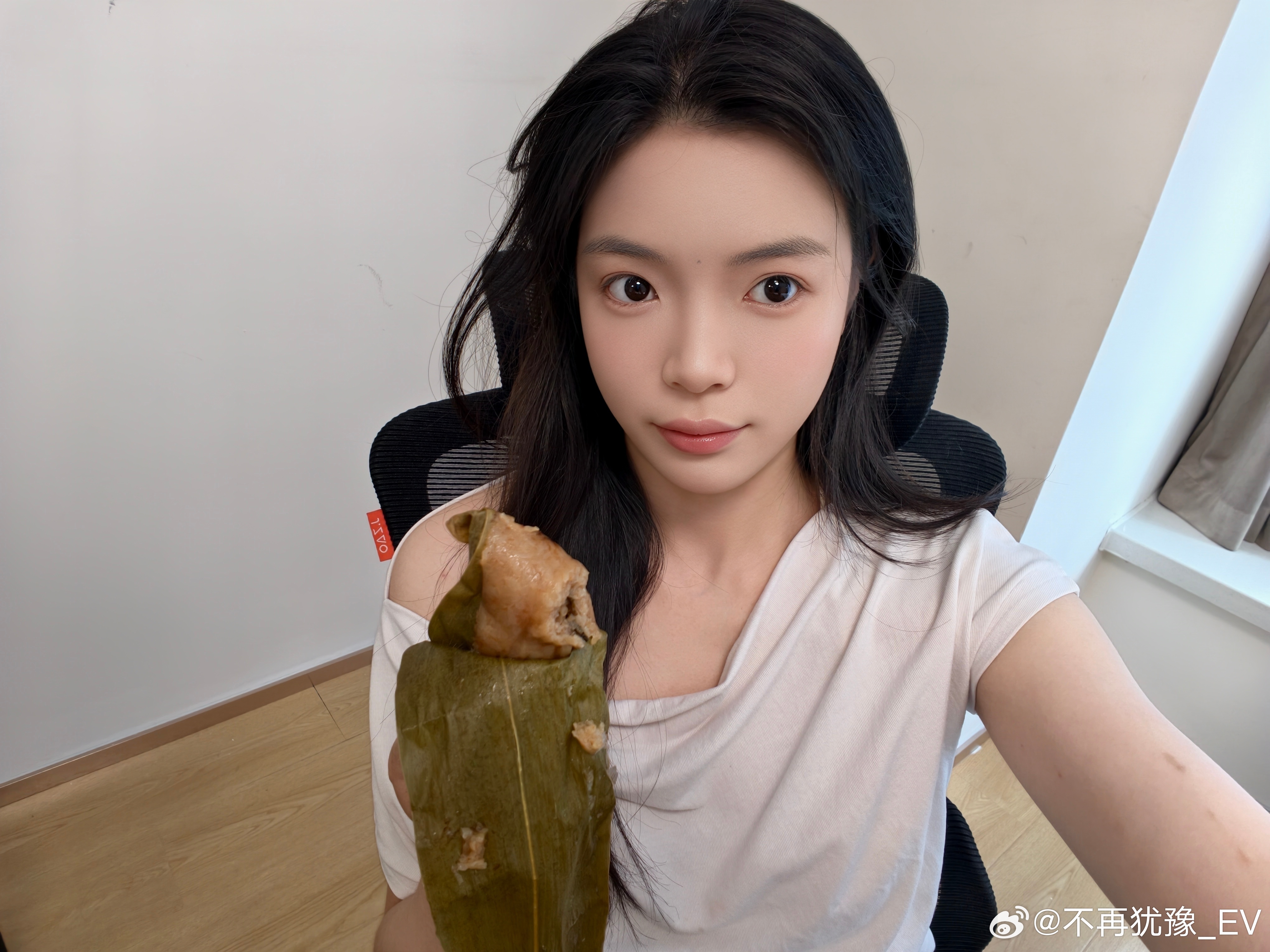 端午假期都过完了同事还贴心给大家带了粽子我端午本来没吃上这下刚好补上了