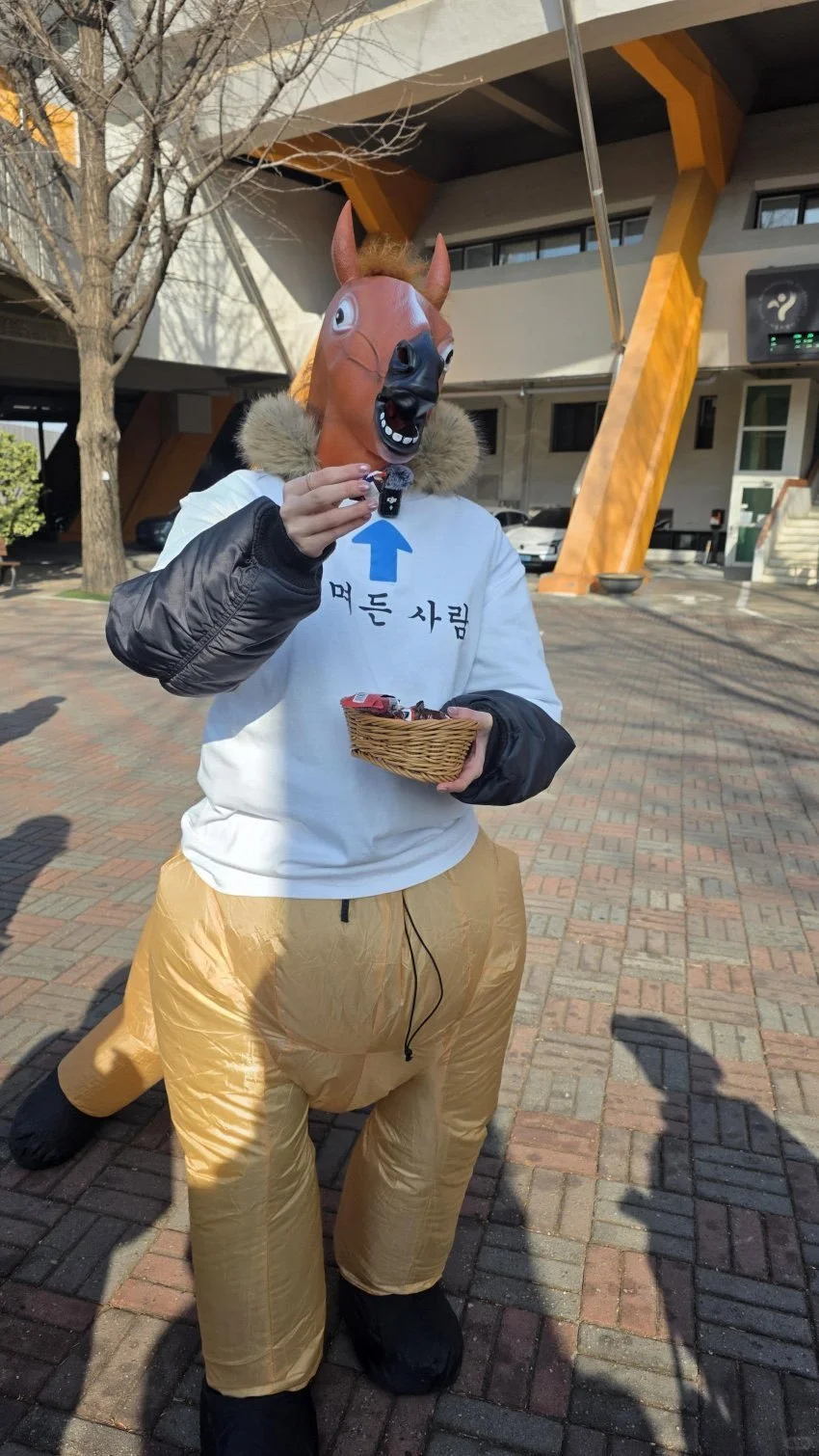 在首尔安可场馆门口发糖的中村一叶 